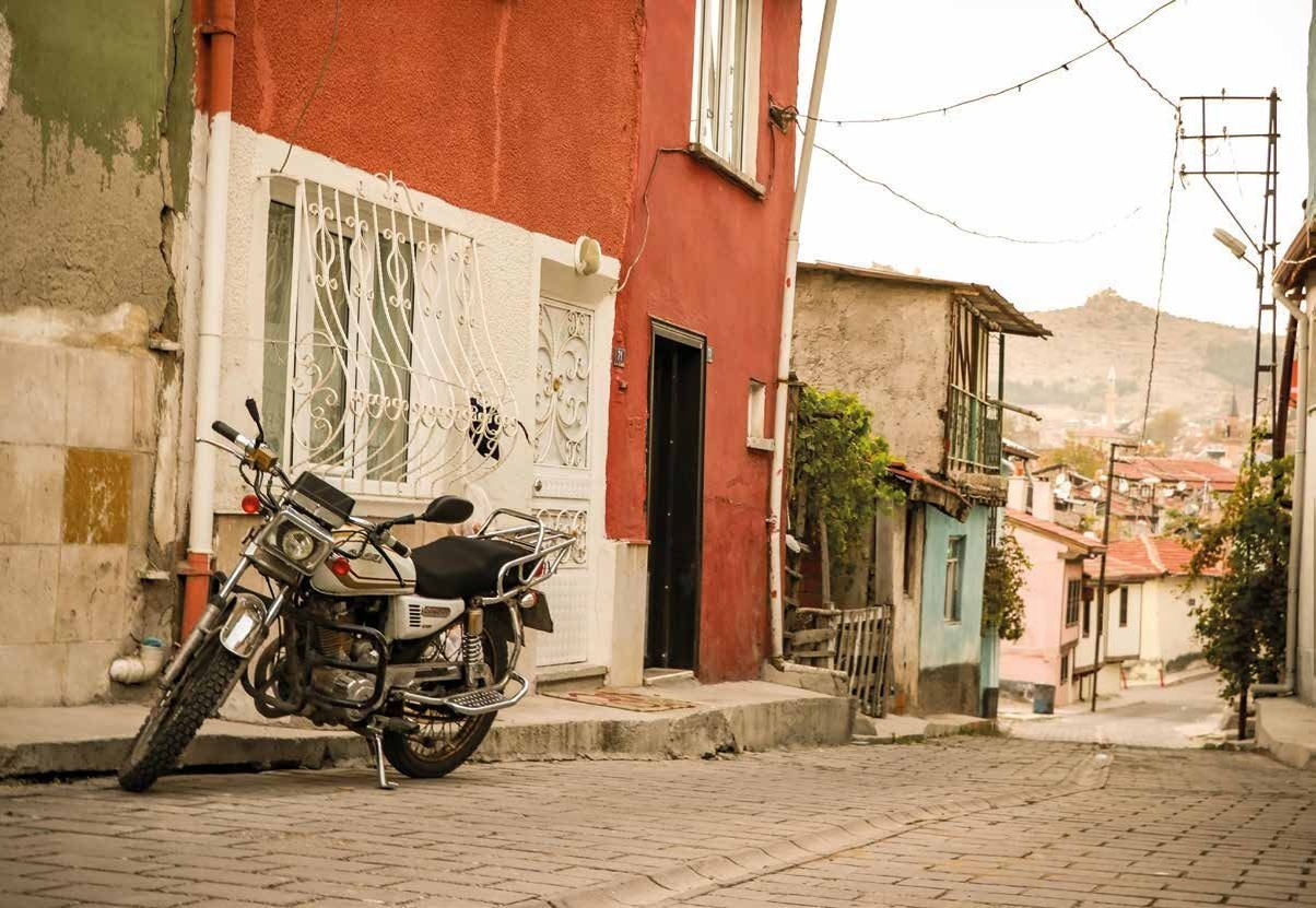 Motorrad in einer türkischen Bergstadt auf dem Weg zwischen Taurusgebirge und Ägäis
