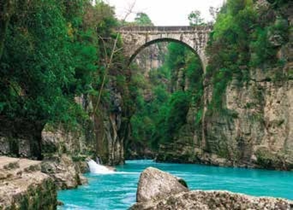 Türkisblaues Wasser und historische Steinbrücke im Köprülü Canyon in der Türkei