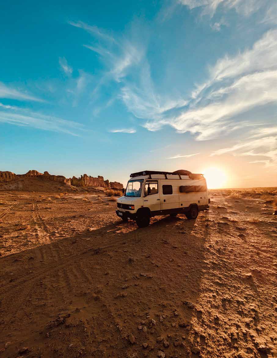 Expeditionsmobil bei Sonnenuntergang in der usbekischen Steppe