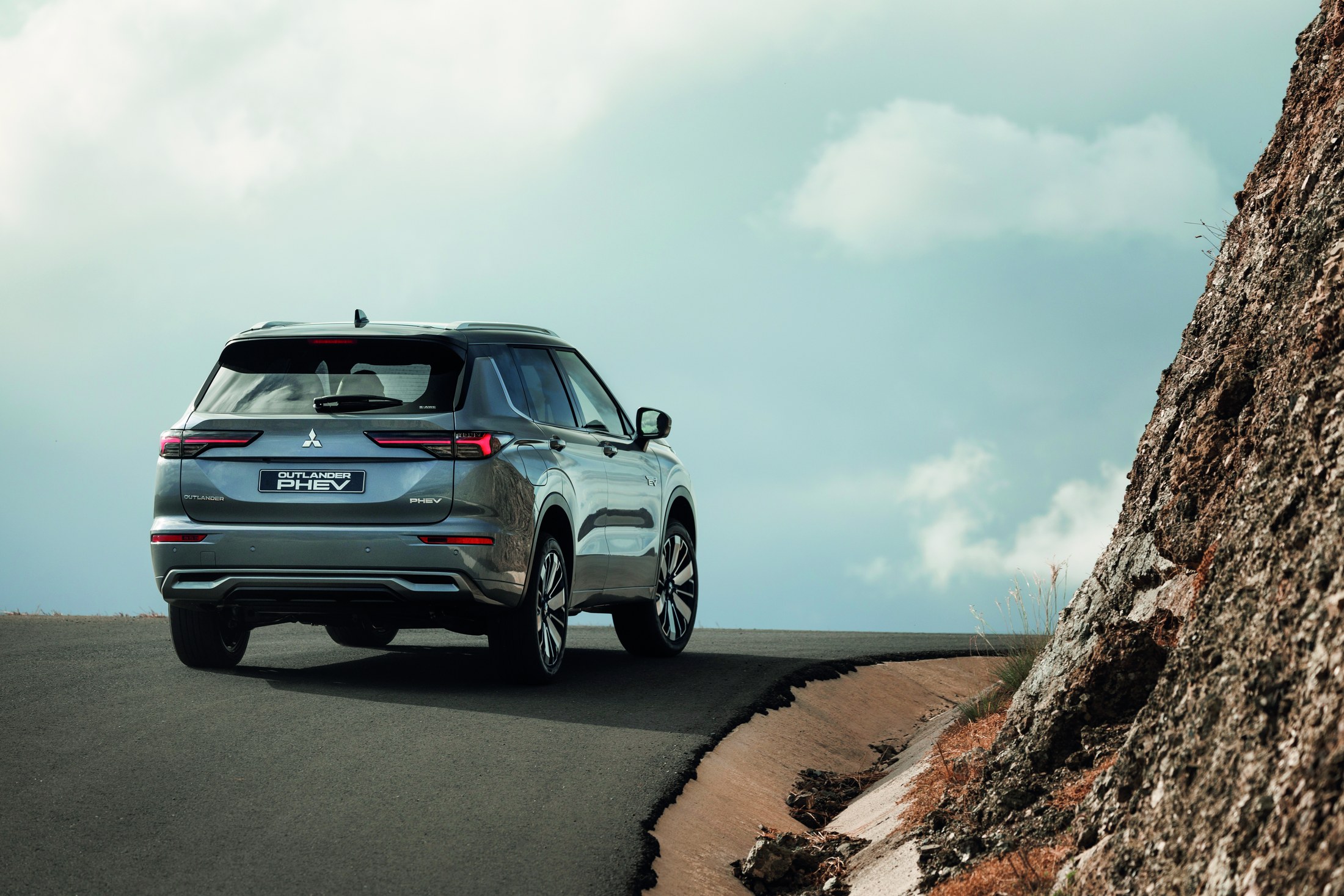 Mitsubishi Outlander Plug-in Hybrid auf einer Bergstraße