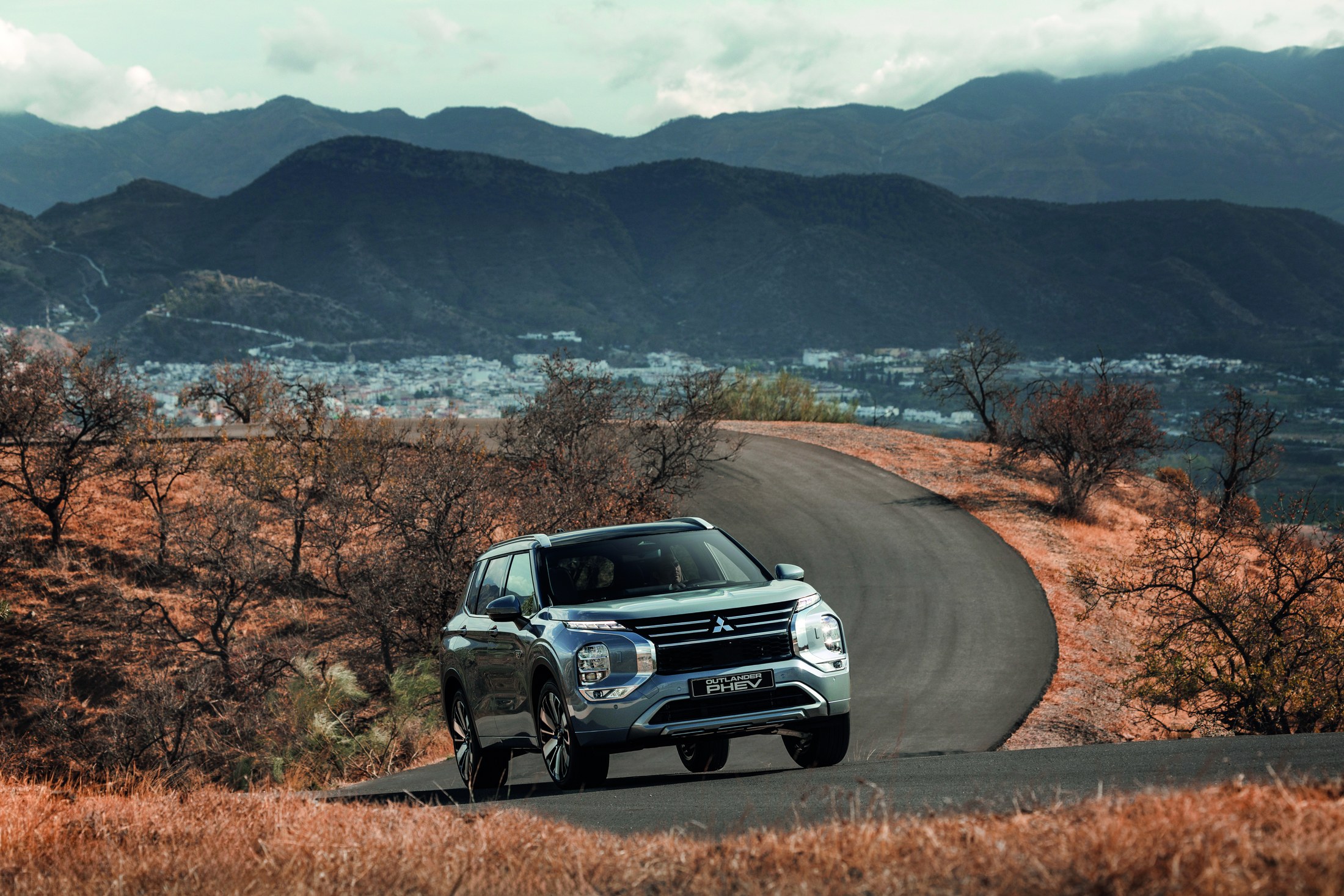 Mitsubishi Outlander Plug-in Hybrid auf einer kurvigen Straße