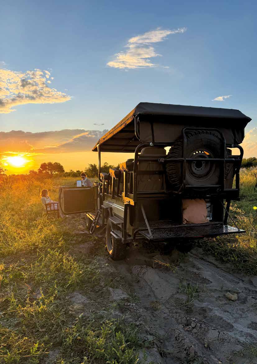 Land Cruiser beim Sundowner in Botswana