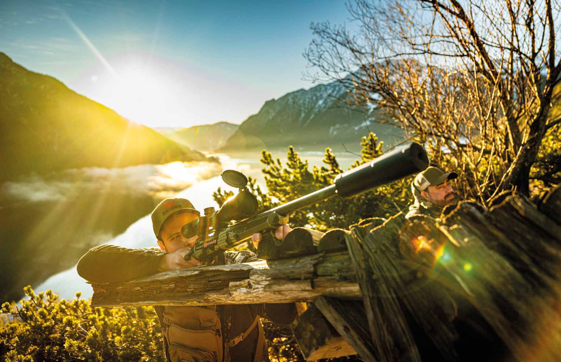 Jäger am Achensee im frühen Morgenlicht
