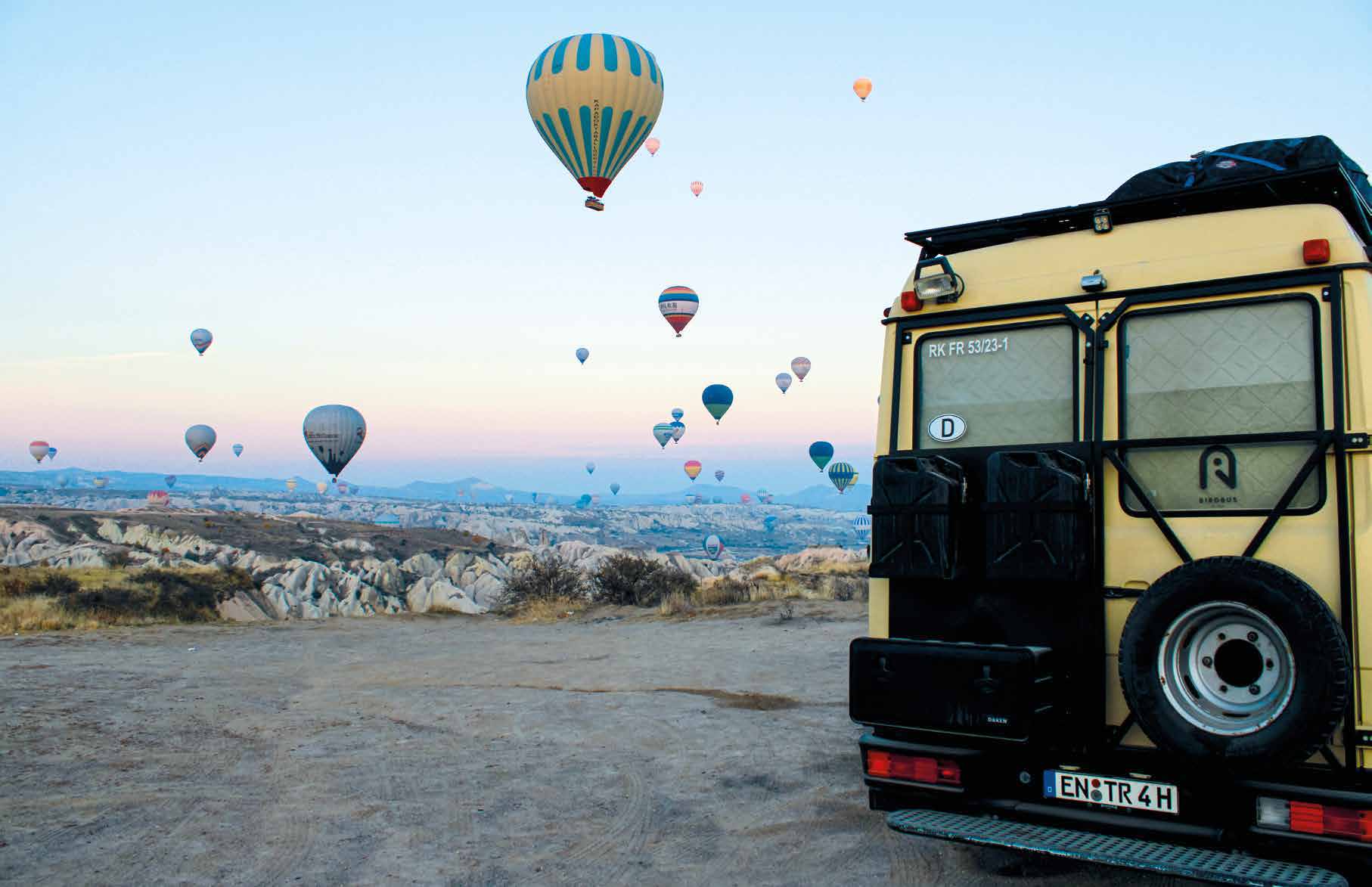 Expeditionsmobil in Kappadokien zwischen Heißluftballons