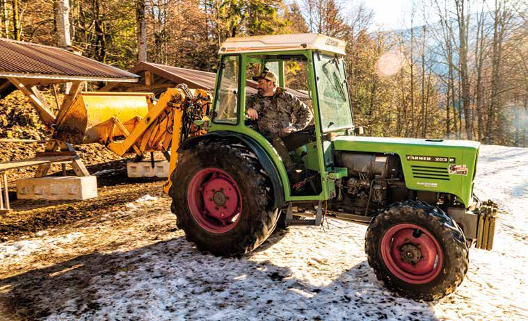 Traktor an der Wildfütterung