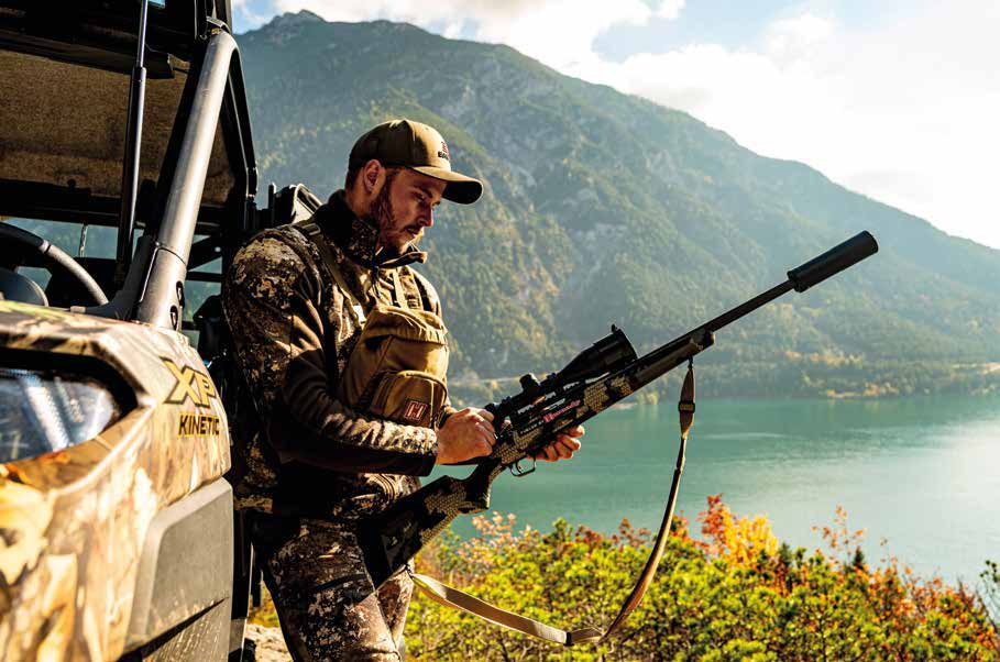 Elias prüft seine Waffe vor der Jagd