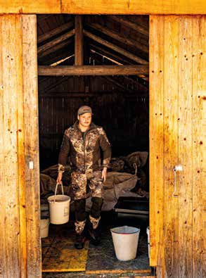 Elias beim Zufüttern in der Wildfütterung